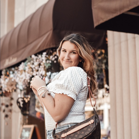 Meet your posher: Ali - Picture 1 of 8